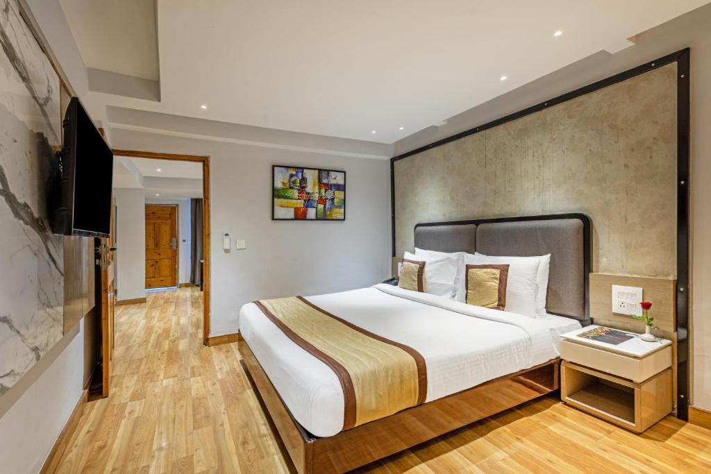 Postel nebo postele na pokoji v ubytování Sterling Legacy Shimla