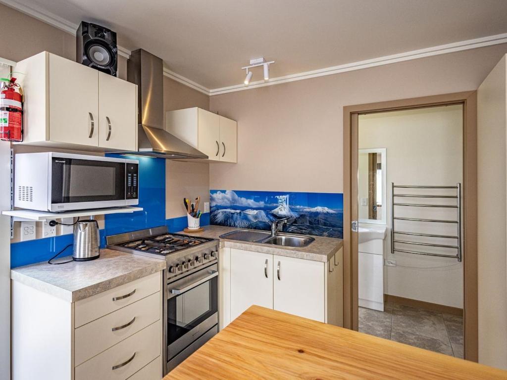 Hilltop Hideaway - Resim 17