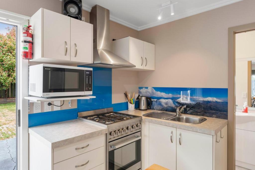 Hilltop Hideaway - Resim 18