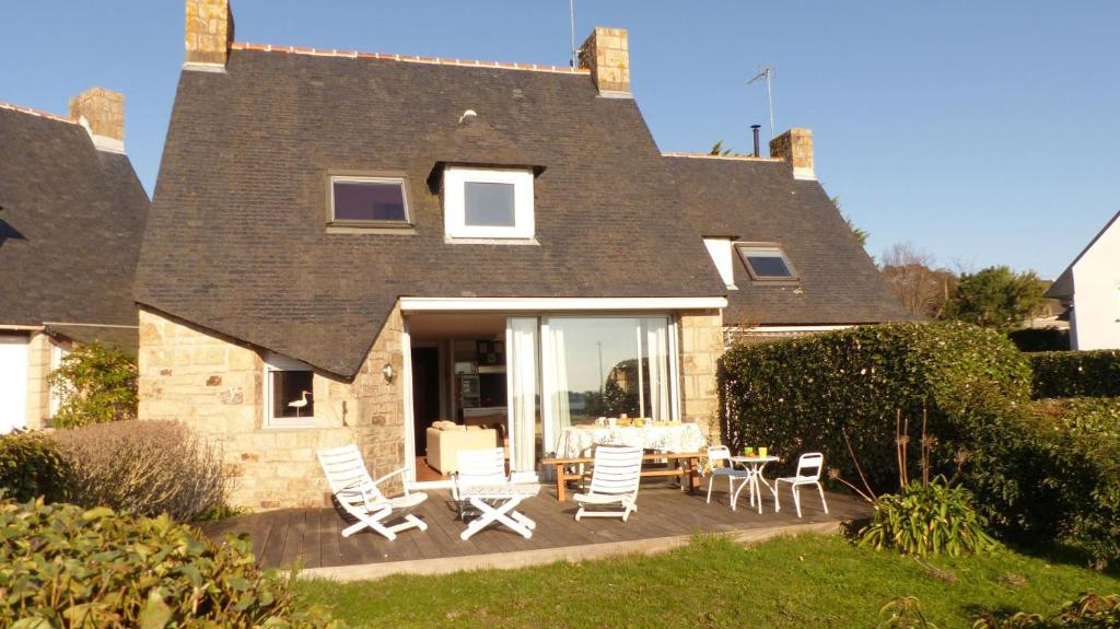 une maison avec un patio avec des chaises et une table dans l'établissement Maison proche plage des Presses a Saint Philibert, à Saint-Philibert