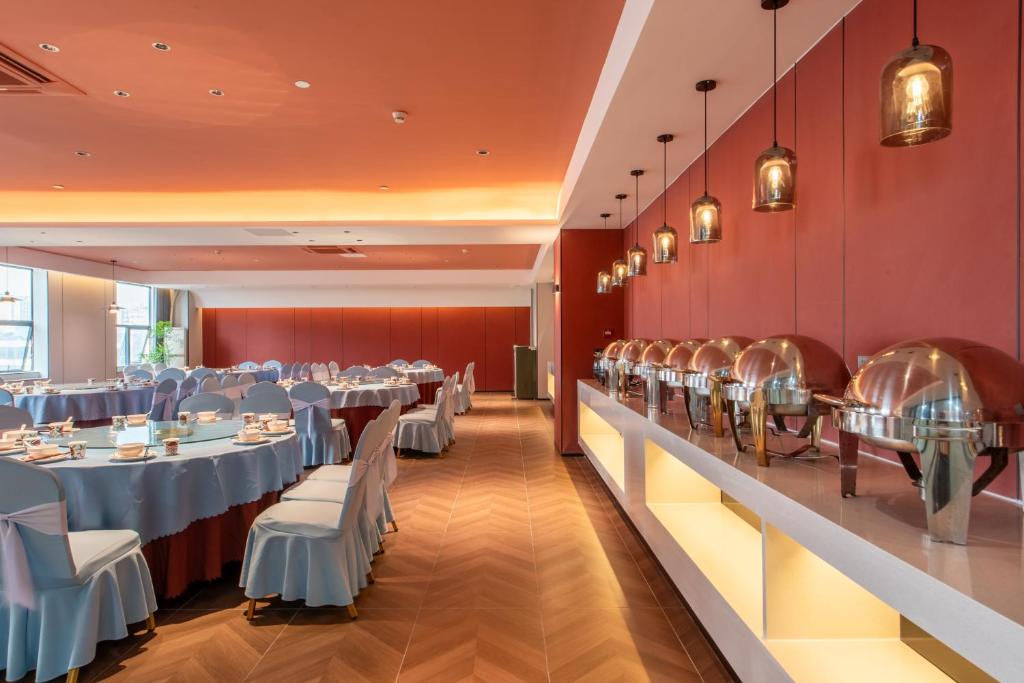 Restaurace v ubytování Calvin International Hotel Guangzhou Baiyun International Airport Huadu Plaza Branch - Free Deliver Service to Guangzhou Baiyun International Airport & Free Deliver Service to Canton Fair Complex During Canton Fair Period