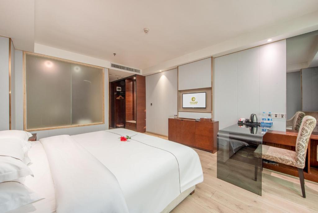 Postel nebo postele na pokoji v ubytování Calvin International Hotel Guangzhou Baiyun International Airport Huadu Plaza Branch - Free Deliver Service to Guangzhou Baiyun International Airport & Free Deliver Service to Canton Fair Complex During Canton Fair Period