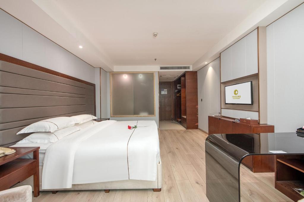 Postel nebo postele na pokoji v ubytování Calvin International Hotel Guangzhou Baiyun International Airport Huadu Plaza Branch - Free Deliver Service to Guangzhou Baiyun International Airport & Free Deliver Service to Canton Fair Complex During Canton Fair Period