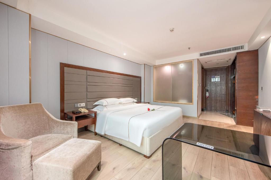 Postel nebo postele na pokoji v ubytování Calvin International Hotel Guangzhou Baiyun International Airport Huadu Plaza Branch - Free Deliver Service to Guangzhou Baiyun International Airport & Free Deliver Service to Canton Fair Complex During Canton Fair Period