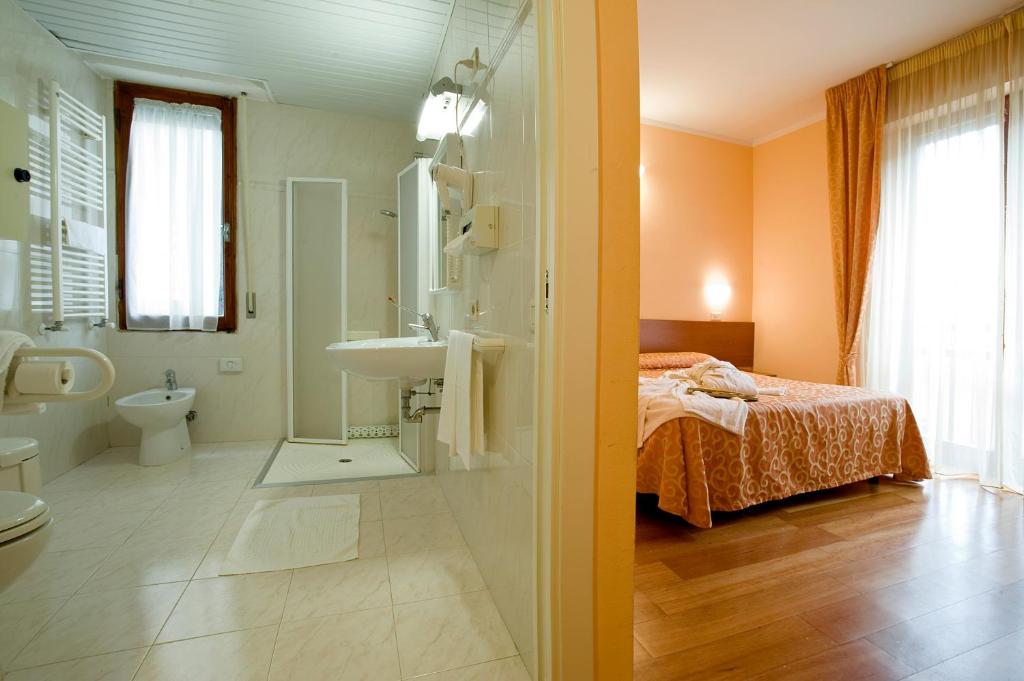 Koupelna v ubytování Hotel Villa Ricci & Benessere