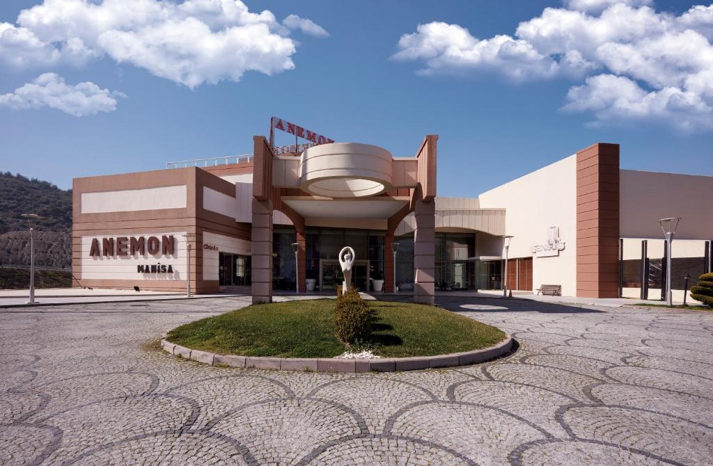 マニサにあるAnemon Grand Manisa Otelの正面に噴水がある建物