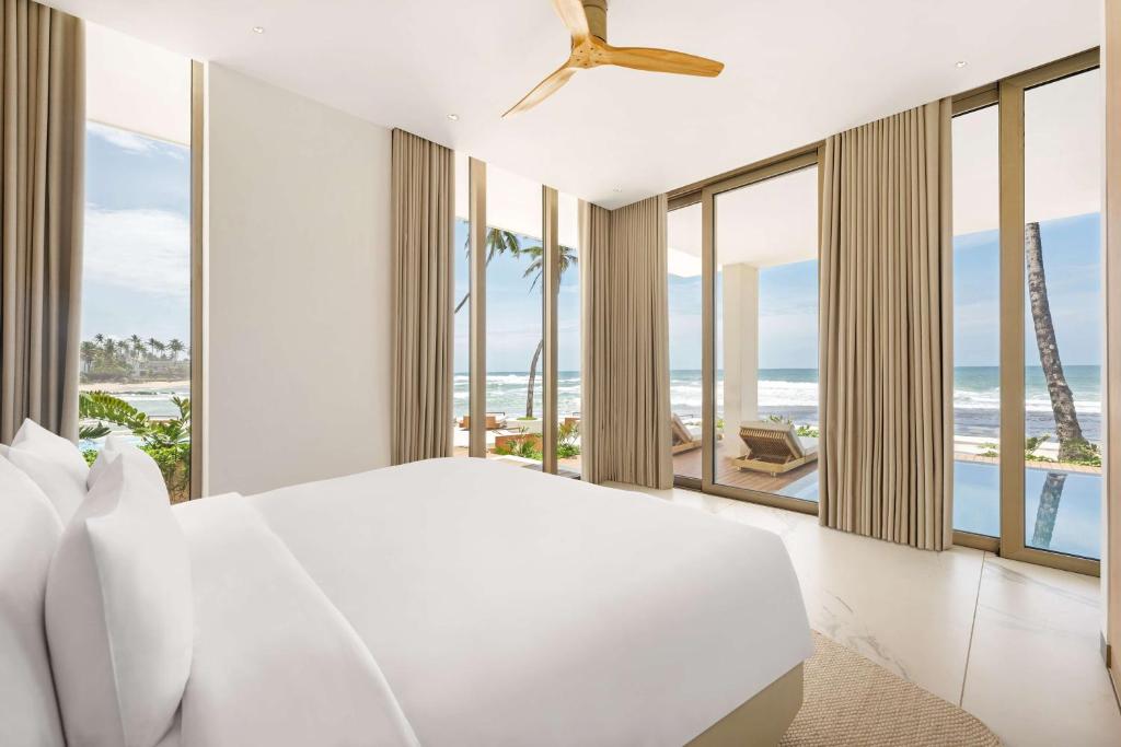 Postel nebo postele na pokoji v ubytování Radisson Collection Resort Galle