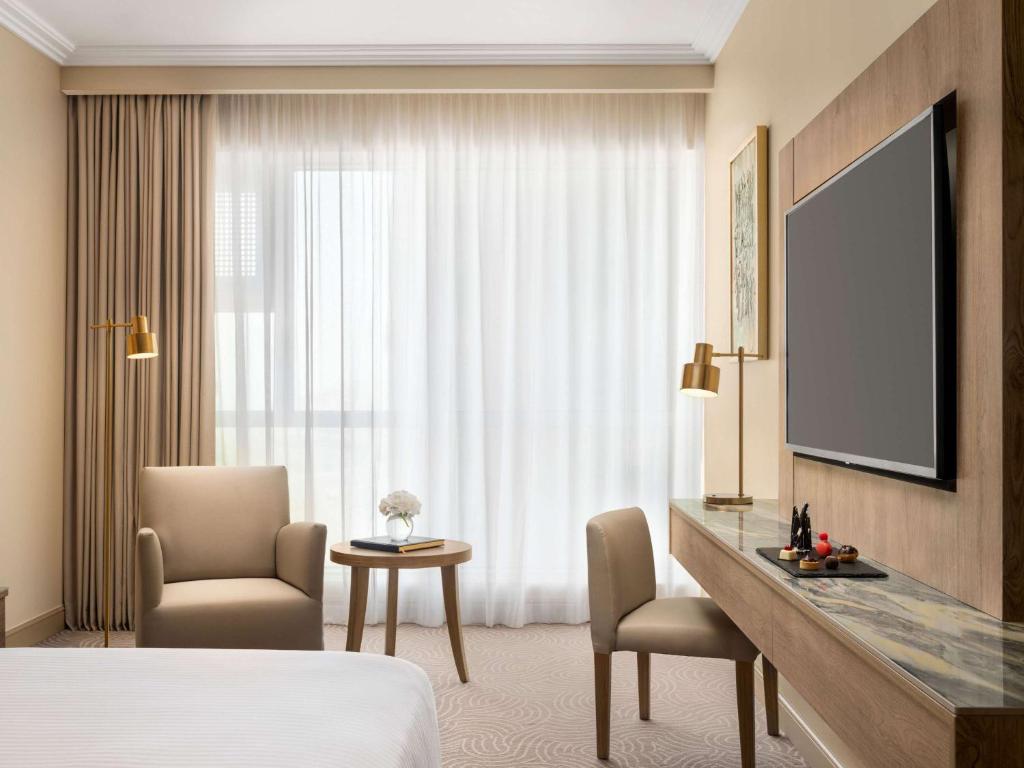 TV a/nebo společenská místnost v ubytování Movenpick Makkah Hajar Tower
