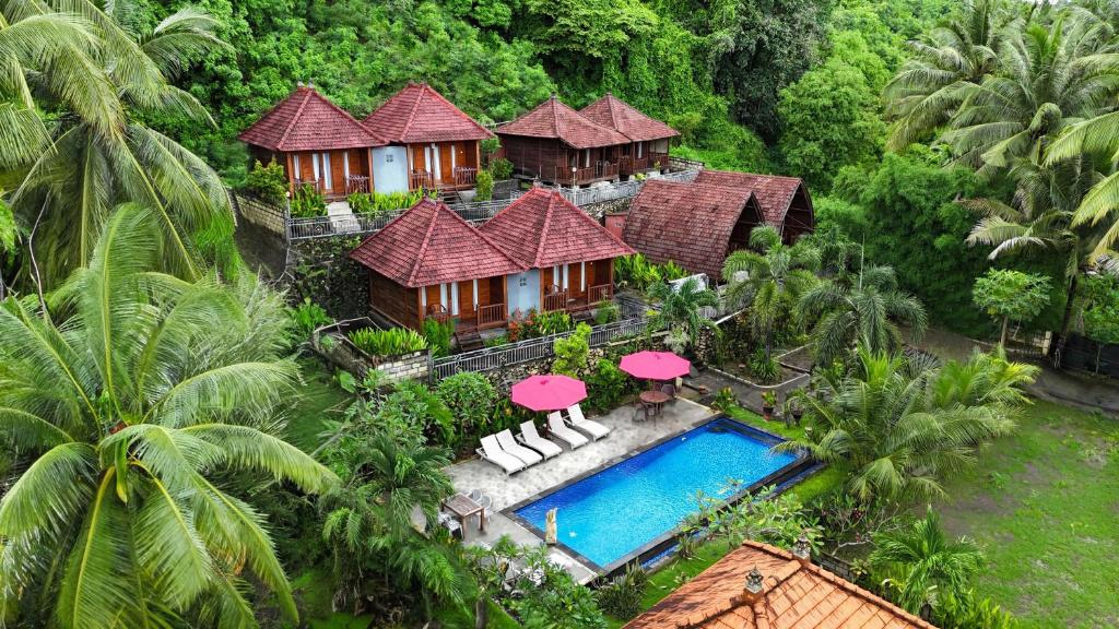 eine Luftaufnahme eines Hauses mit Swimmingpool in der Unterkunft Coconut Hill Cottage in Nusa Penida