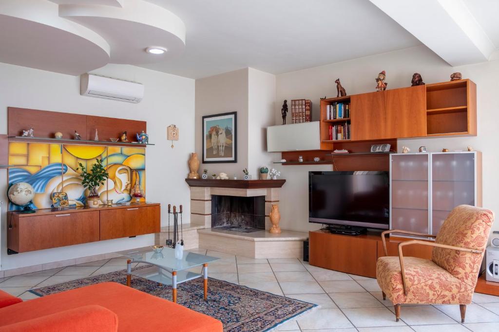 Il comprend un salon doté d'une cheminée et d'une télévision à écran plat. dans l'établissement Villa Etna da mare, à Fleri