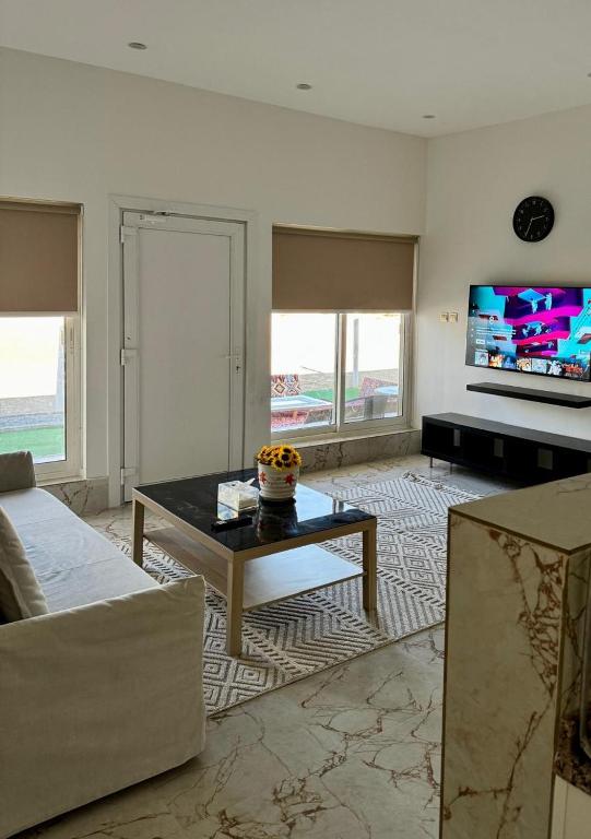 TV a/nebo společenská místnost v ubytování Luxury Farmhouse Near Yas Island With Swimming Pool, BBQ Area & Majlis
