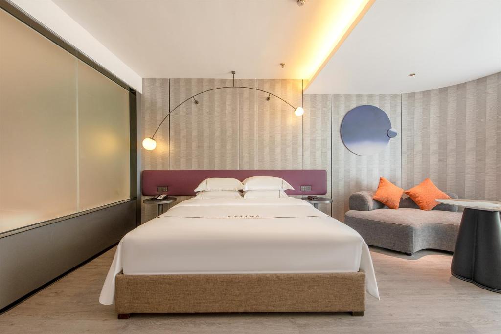 Postel nebo postele na pokoji v ubytování Calvin International Hotel Guangzhou Baiyun International Airport Huadu Plaza Branch - Free Deliver Service to Guangzhou Baiyun International Airport & Free Deliver Service to Canton Fair Complex During Canton Fair Period