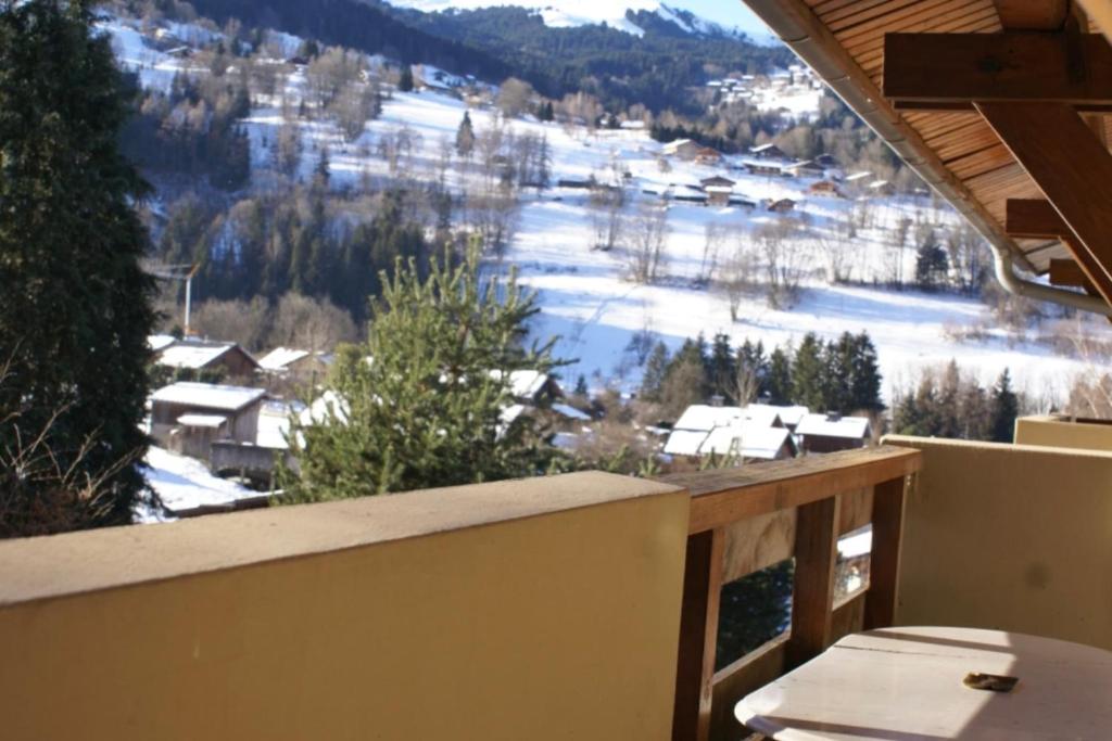 Elle comprend un balcon offrant une vue sur une montagne enneigée. dans l'établissement Nice T2 with south-east balcony, à Saint-Gervais-les-Bains