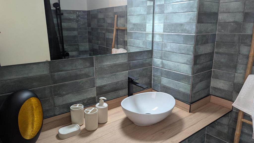 a bathroom with a bowl sink and a shower at Le Nid Urbain in Fort-de-France