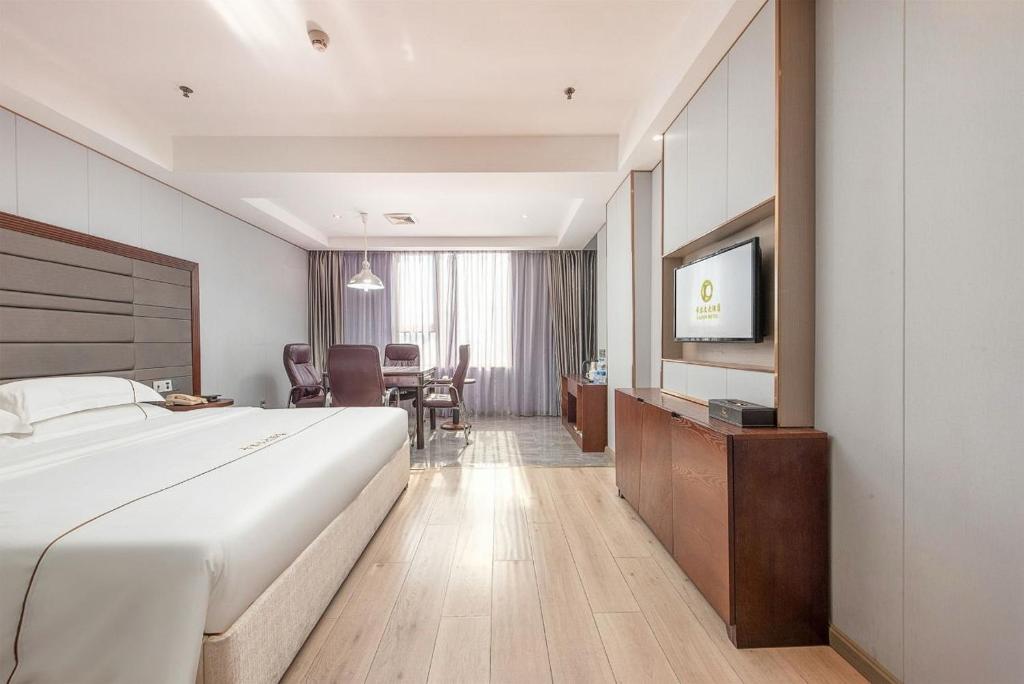 Postel nebo postele na pokoji v ubytování Calvin International Hotel Guangzhou Baiyun International Airport Huadu Plaza Branch - Free Deliver Service to Guangzhou Baiyun International Airport & Free Deliver Service to Canton Fair Complex During Canton Fair Period