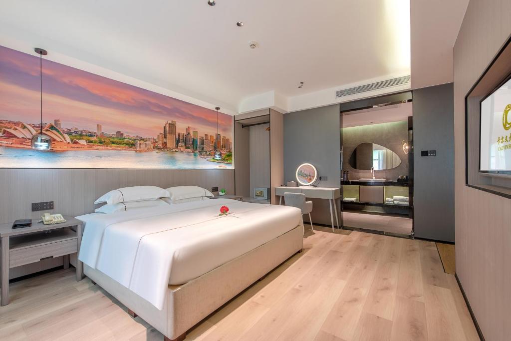 Postel nebo postele na pokoji v ubytování Calvin International Hotel Guangzhou Baiyun International Airport Huadu Plaza Branch - Free Deliver Service to Guangzhou Baiyun International Airport & Free Deliver Service to Canton Fair Complex During Canton Fair Period