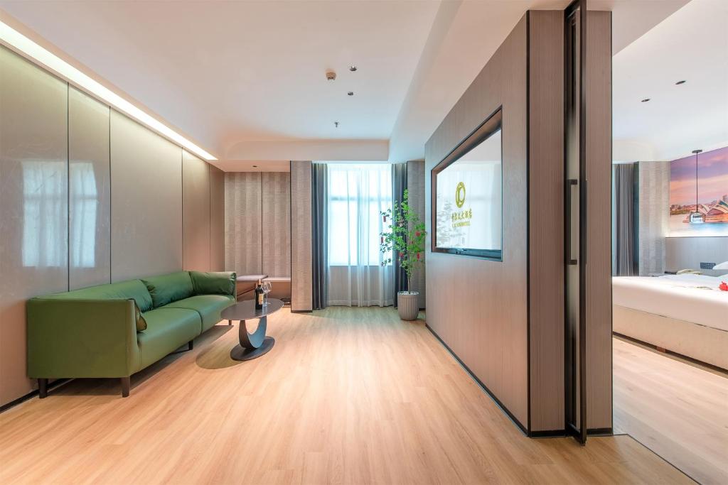Posezení v ubytování Calvin International Hotel Guangzhou Baiyun International Airport Huadu Plaza Branch - Free Deliver Service to Guangzhou Baiyun International Airport & Free Deliver Service to Canton Fair Complex During Canton Fair Period