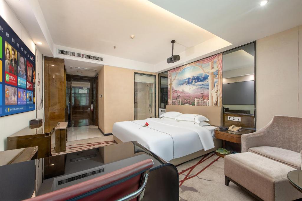Postel nebo postele na pokoji v ubytování Calvin International Hotel Guangzhou Baiyun International Airport Huadu Plaza Branch - Free Deliver Service to Guangzhou Baiyun International Airport & Free Deliver Service to Canton Fair Complex During Canton Fair Period