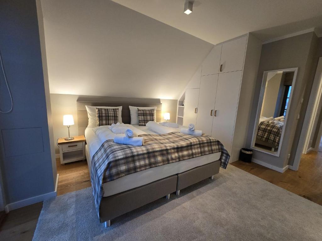 Postel nebo postele na pokoji v ubytování Reetland am Meer - Luxus Reetdachvilla mit 3 Schlafzimmern, Sauna und Kamin H20