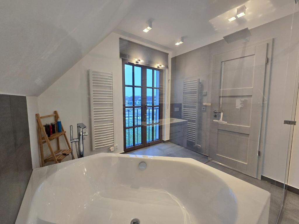 Koupelna v ubytování Reetland am Meer - Luxus Reetdachvilla mit 3 Schlafzimmern, Sauna und Kamin H20