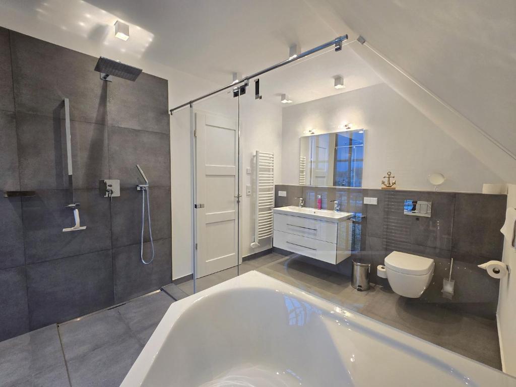 Koupelna v ubytování Reetland am Meer - Luxus Reetdachvilla mit 3 Schlafzimmern, Sauna und Kamin H20
