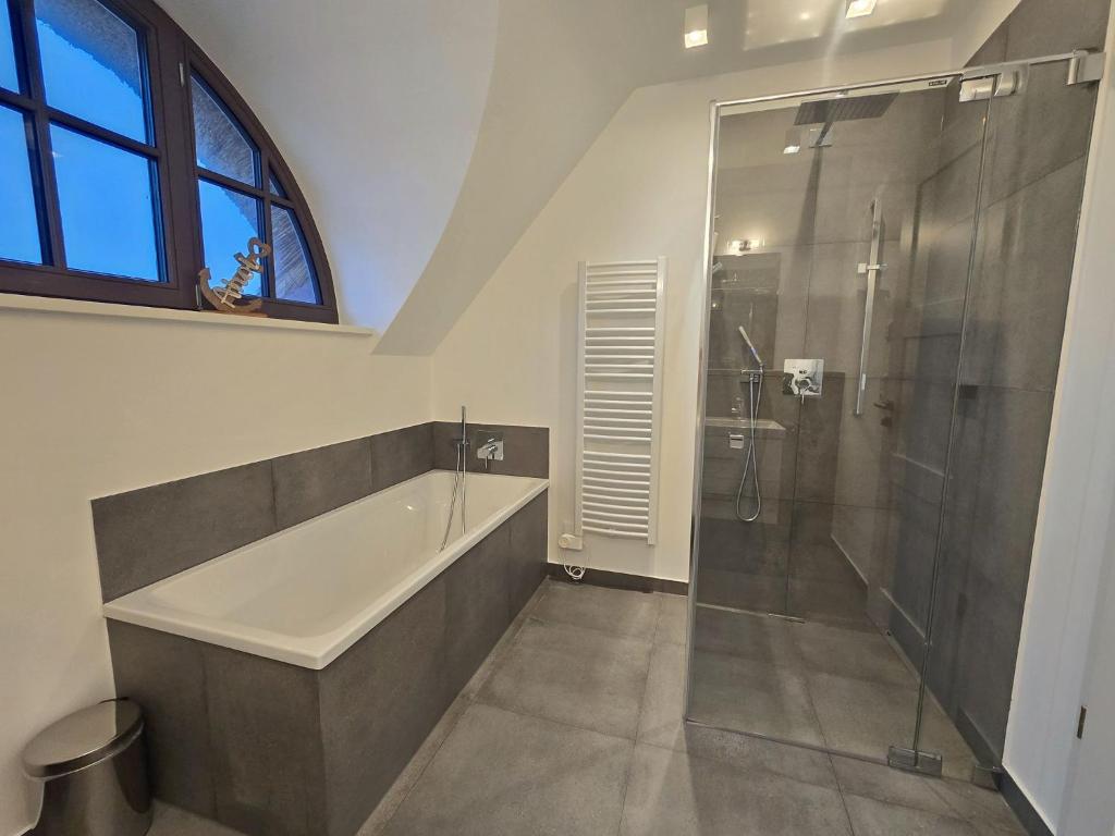 Koupelna v ubytování Reetland am Meer - Luxus Reetdachvilla mit 3 Schlafzimmern, Sauna und Kamin H20