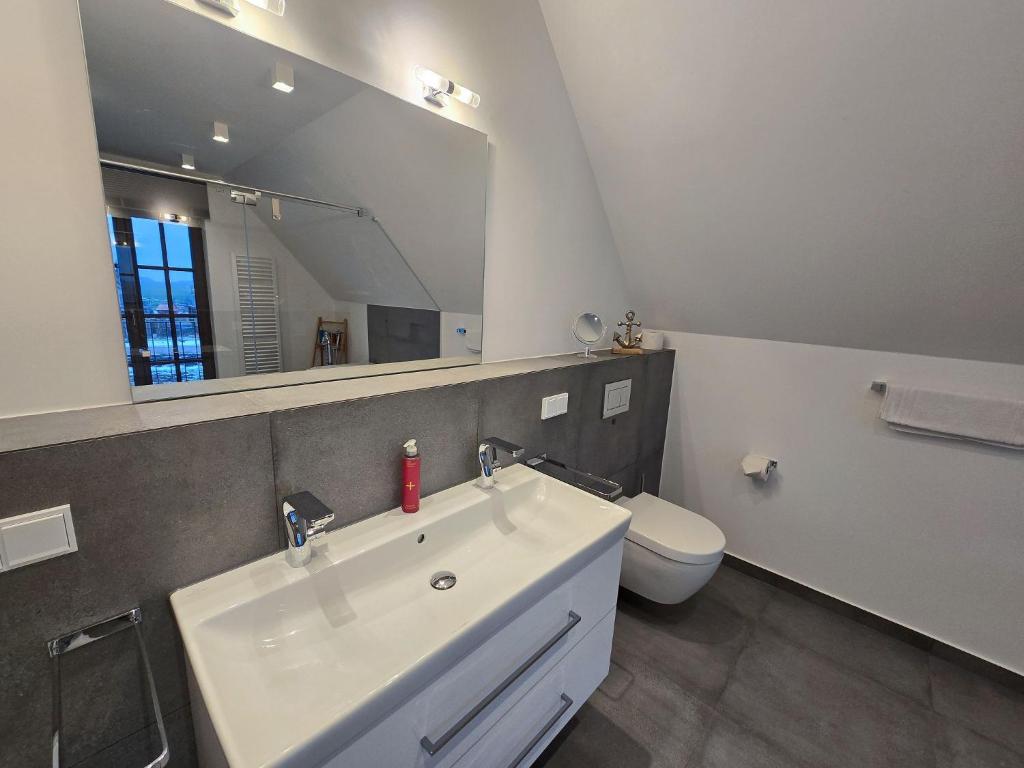 Koupelna v ubytování Reetland am Meer - Luxus Reetdachvilla mit 3 Schlafzimmern, Sauna und Kamin H20