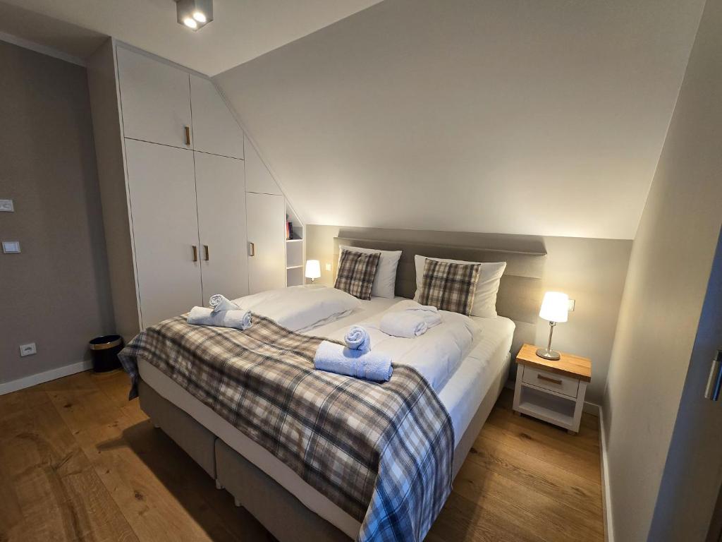 Postel nebo postele na pokoji v ubytování Reetland am Meer - Luxus Reetdachvilla mit 3 Schlafzimmern, Sauna und Kamin H20