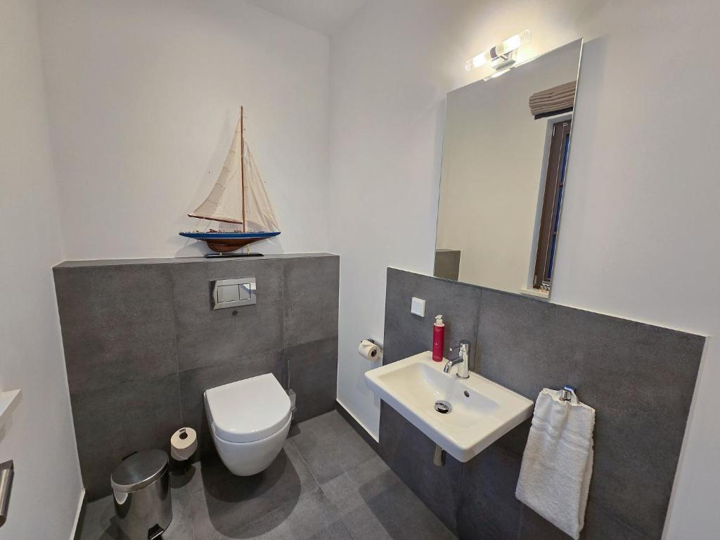 Koupelna v ubytování Reetland am Meer - Luxus Reetdachvilla mit 3 Schlafzimmern, Sauna und Kamin H20