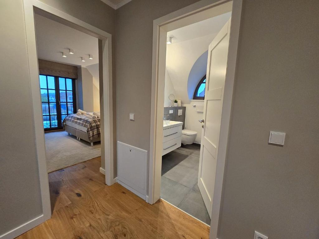 Postel nebo postele na pokoji v ubytování Reetland am Meer - Luxus Reetdachvilla mit 3 Schlafzimmern, Sauna und Kamin H20
