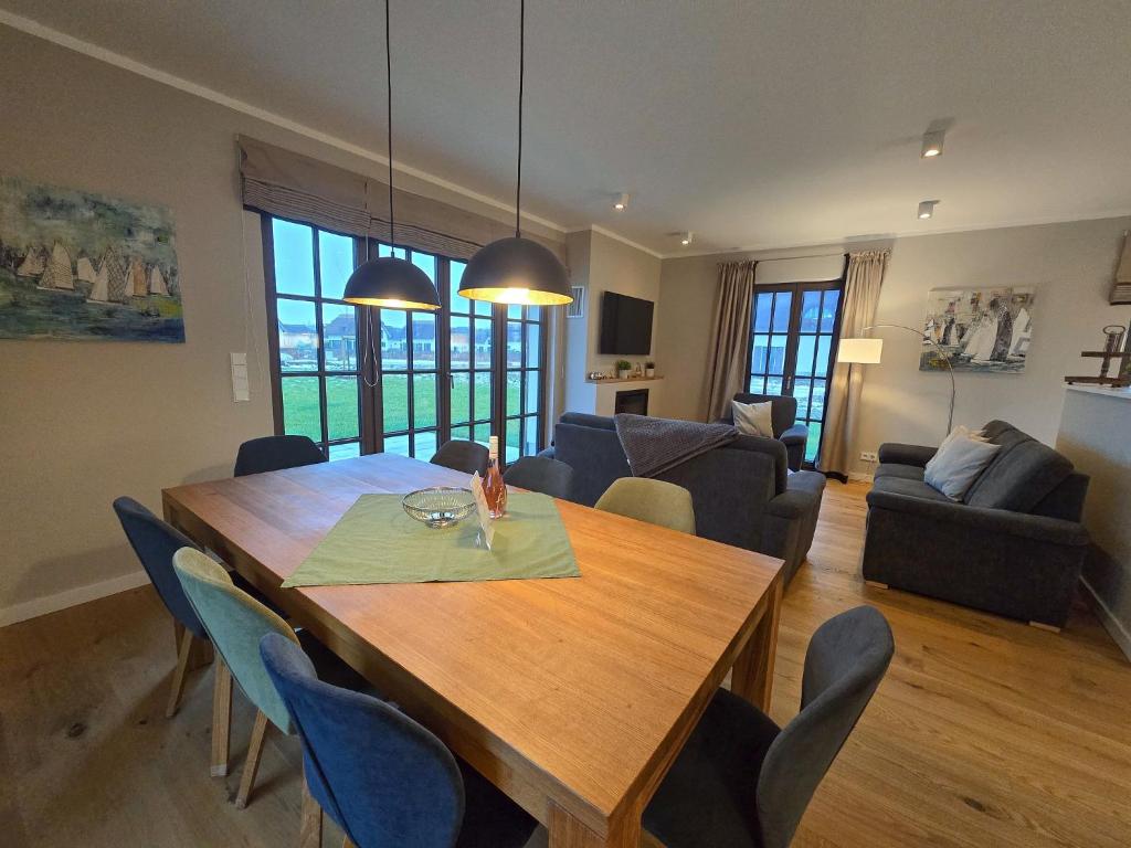 Posezení v ubytování Reetland am Meer - Luxus Reetdachvilla mit 3 Schlafzimmern, Sauna und Kamin H20