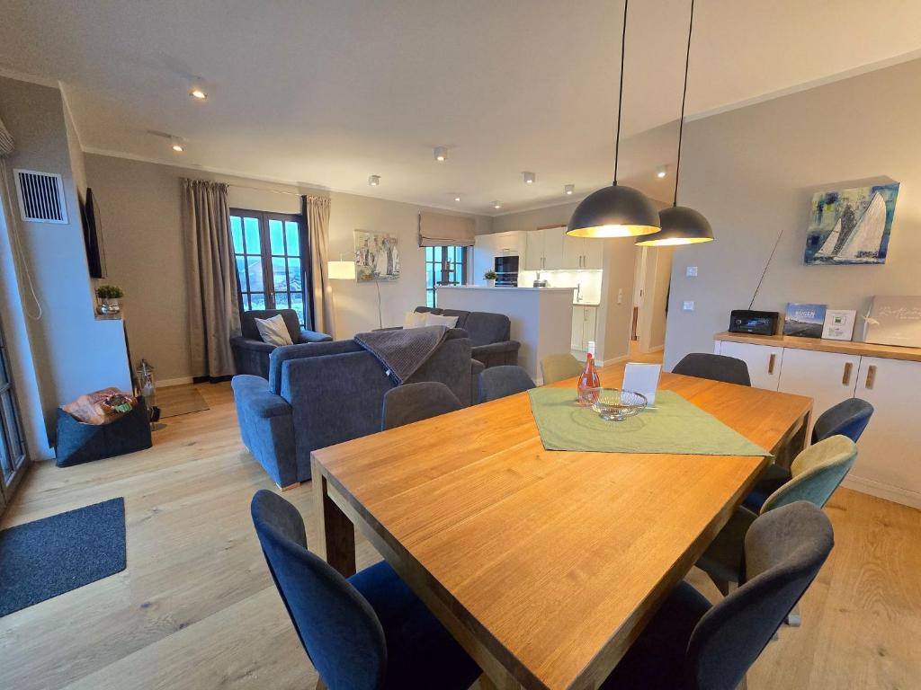 Posezení v ubytování Reetland am Meer - Luxus Reetdachvilla mit 3 Schlafzimmern, Sauna und Kamin H20