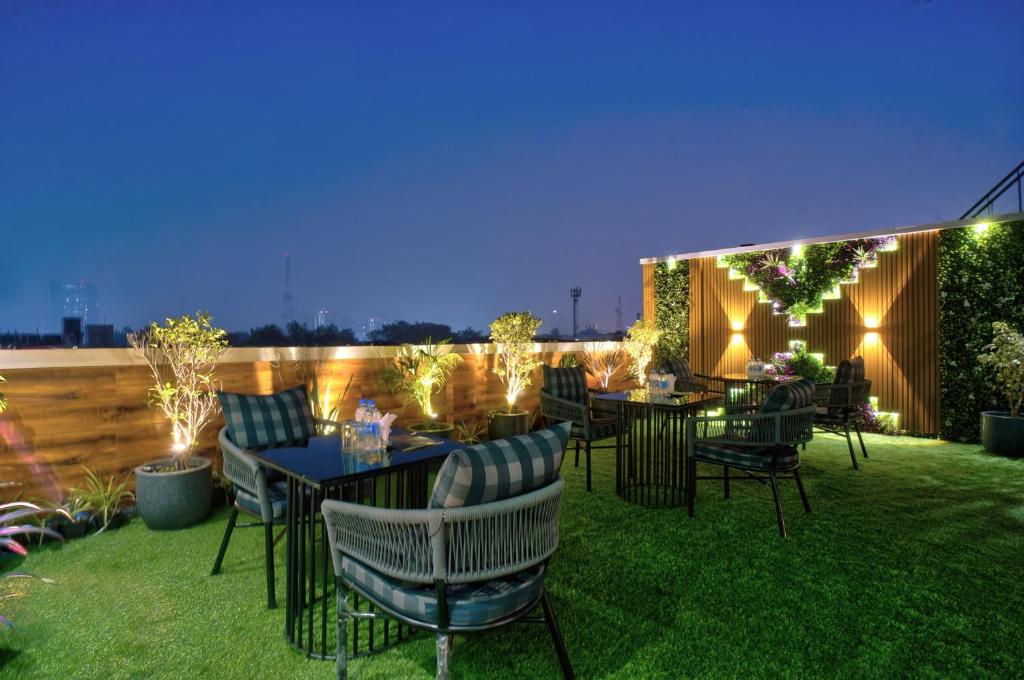 Zahrada ubytování Newly Built Gold The Royal With Rooftop Restaurant - 2Mins Walk From New Delhi Rail Station & 5Mins from Connaught Place