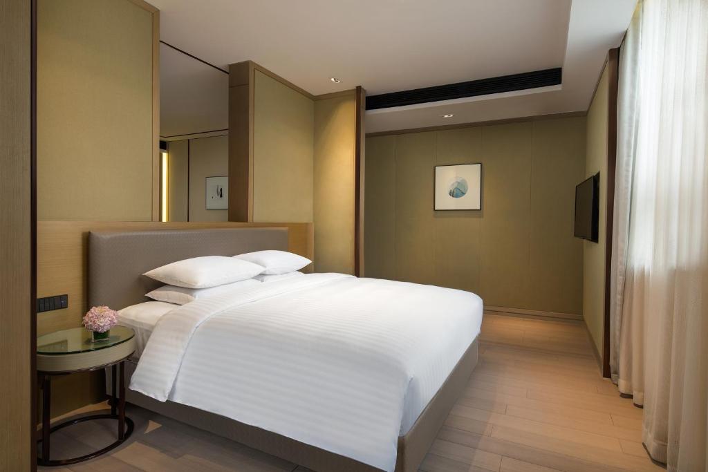 Postel nebo postele na pokoji v ubytování Courtyard by Marriott Shanghai International Tourism and Resorts Zone