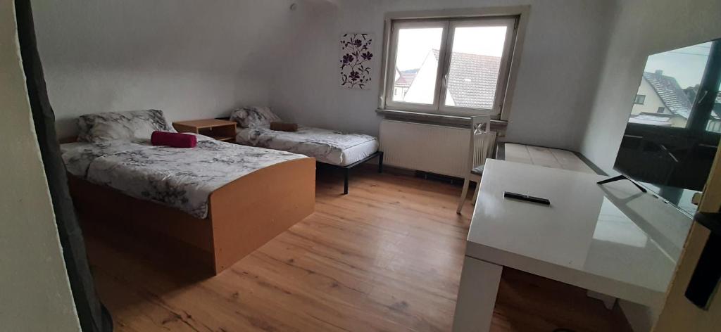 a small room with a bed and a desk at Unterkunft für Monteure in Schwallungen