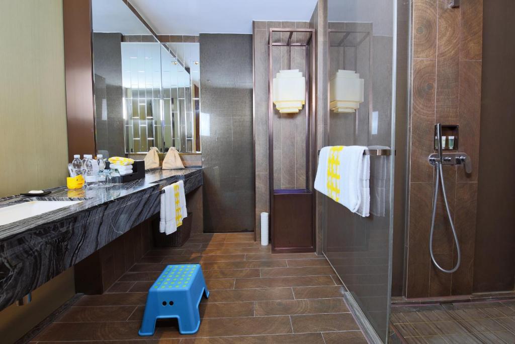 Koupelna v ubytování Courtyard by Marriott Shanghai International Tourism and Resorts Zone