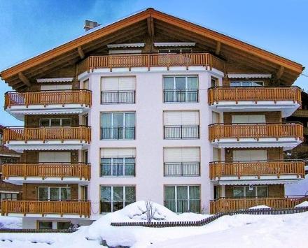 ein großes Apartmenthaus mit Schnee davor in der Unterkunft Haus Orta in Zermatt