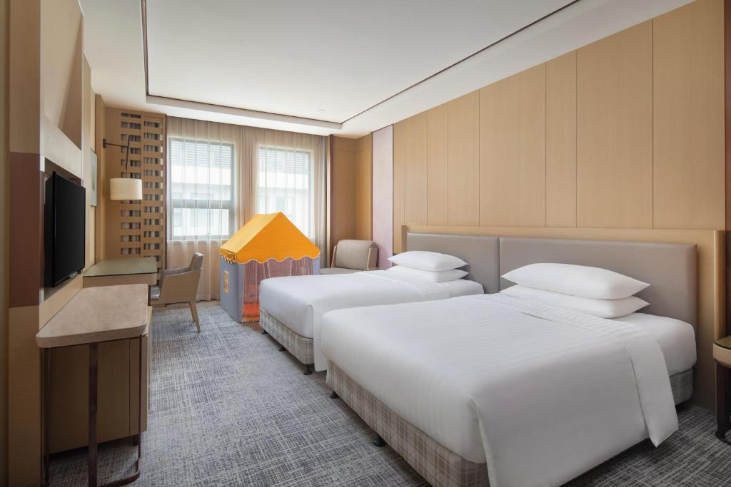 Postel nebo postele na pokoji v ubytování Courtyard by Marriott Shanghai International Tourism and Resorts Zone