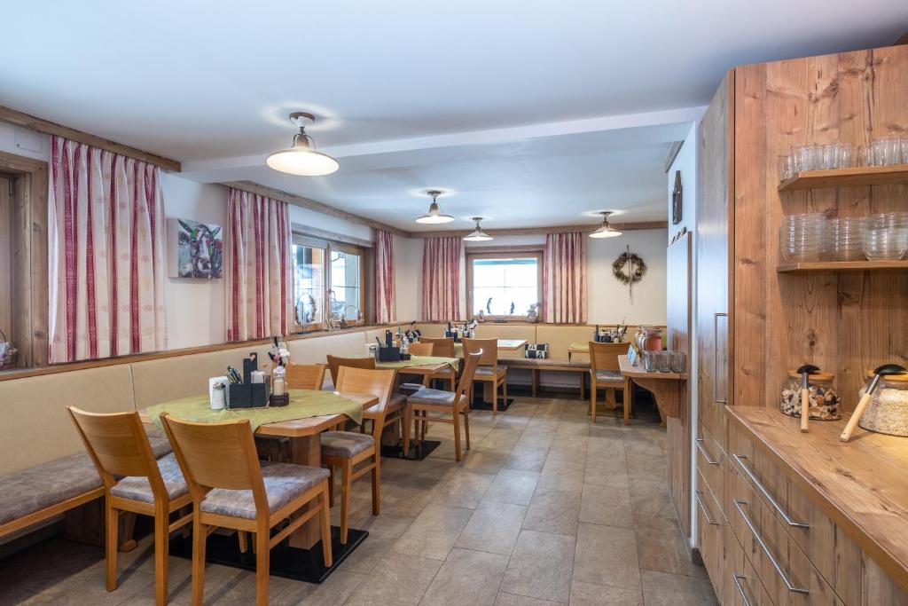 Reštaurácia alebo iné gastronomické zariadenie v ubytovaní Panorama Hotel Guggenbichl - inkl Sommerkarte, einmaliger Eintritt ins Tauern Spa & bester Ausblick über Kaprun