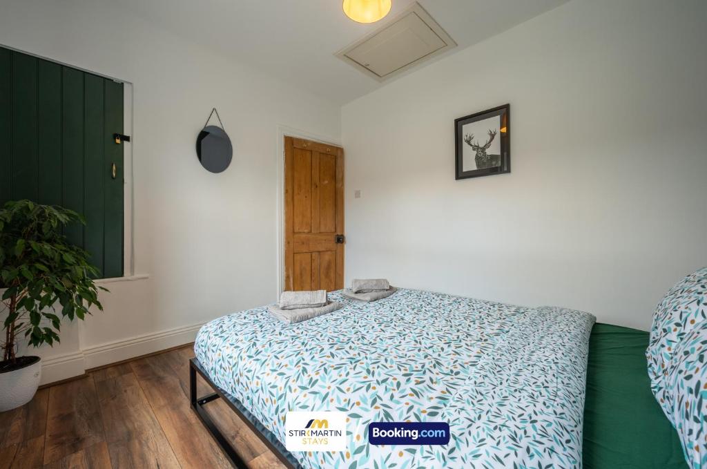 Postel nebo postele na pokoji v ubytování Stylish 2 BR Townhouse By StirkMartin Stays Short Lets & Serviced Accommodation Cardiff With Free Parking & Sleeps5