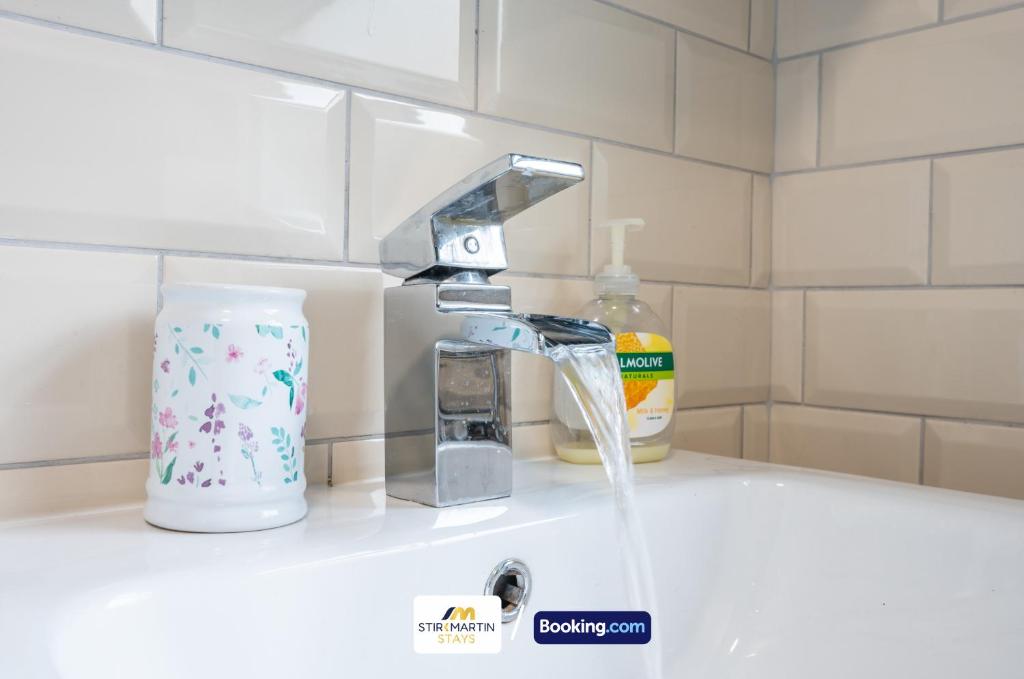 Fotografie z fotogalerie ubytování Stylish 2 BR Townhouse By StirkMartin Stays Short Lets & Serviced Accommodation Cardiff With Free Parking & Sleeps5 v destinaci Cardiff