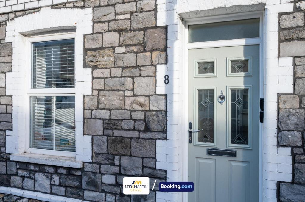 Fotografie z fotogalerie ubytování Stylish 2 BR Townhouse By StirkMartin Stays Short Lets & Serviced Accommodation Cardiff With Free Parking & Sleeps5 v destinaci Cardiff