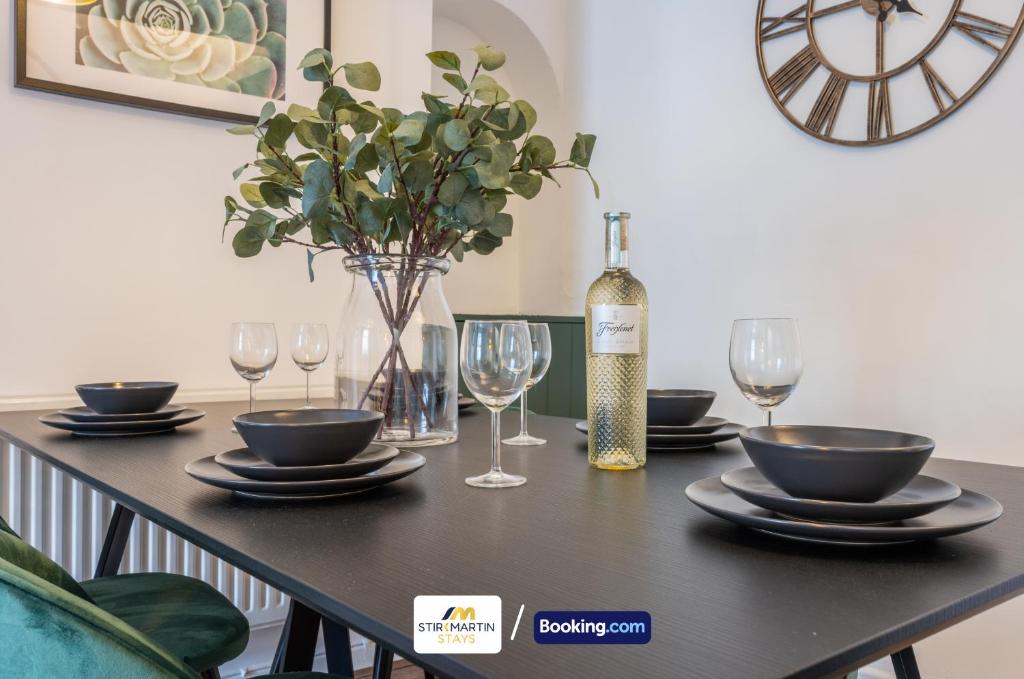 Nápoje v ubytování Stylish 2 BR Townhouse By StirkMartin Stays Short Lets & Serviced Accommodation Cardiff With Free Parking & Sleeps5
