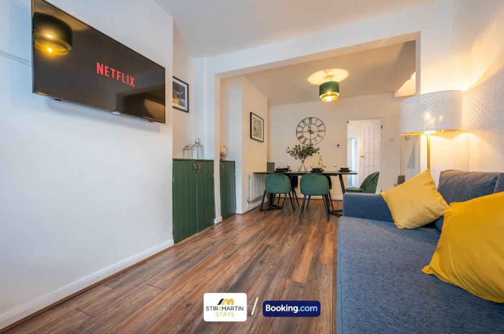 TV a/nebo společenská místnost v ubytování Stylish 2 BR Townhouse By StirkMartin Stays Short Lets & Serviced Accommodation Cardiff With Free Parking & Sleeps5
