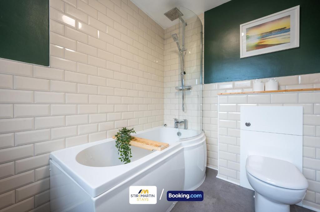 Koupelna v ubytování Stylish 2 BR Townhouse By StirkMartin Stays Short Lets & Serviced Accommodation Cardiff With Free Parking & Sleeps5