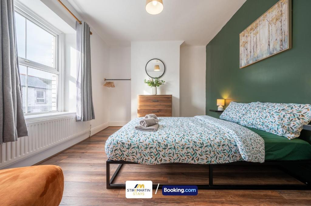 Postel nebo postele na pokoji v ubytování Stylish 2 BR Townhouse By StirkMartin Stays Short Lets & Serviced Accommodation Cardiff With Free Parking & Sleeps5
