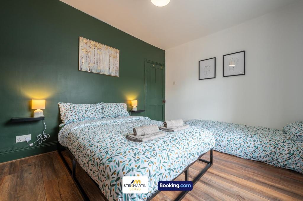 Postel nebo postele na pokoji v ubytování Stylish 2 BR Townhouse By StirkMartin Stays Short Lets & Serviced Accommodation Cardiff With Free Parking & Sleeps5
