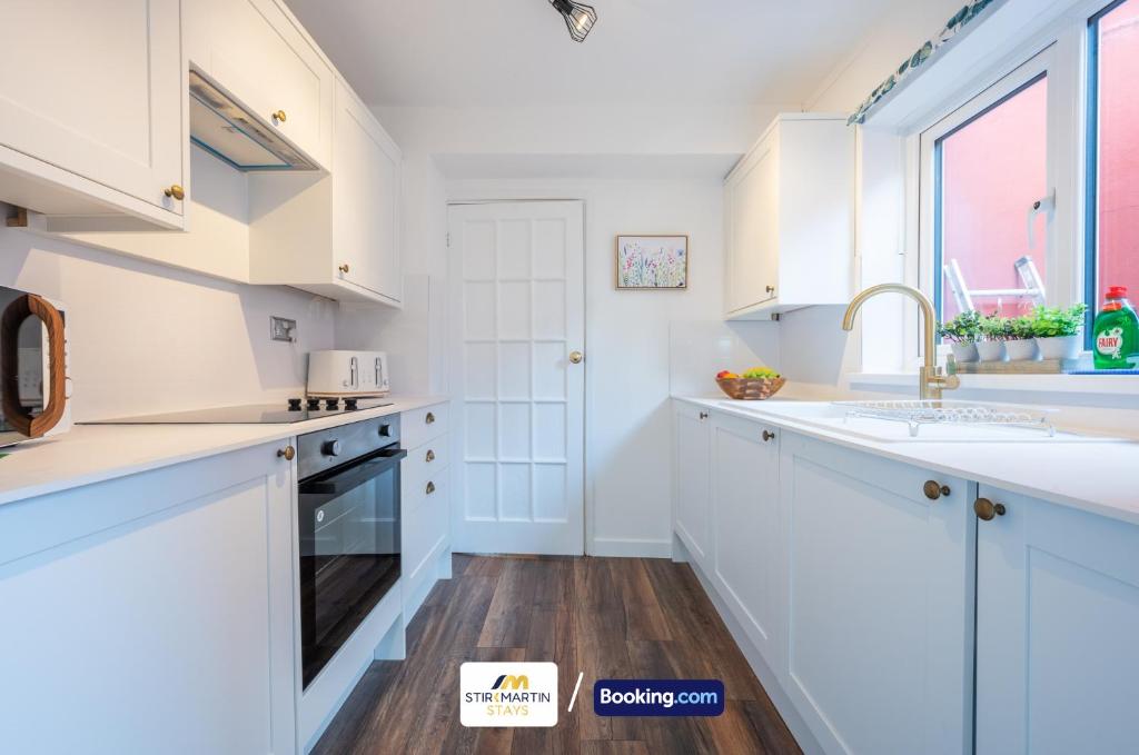 Kuchyň nebo kuchyňský kout v ubytování Stylish 2 BR Townhouse By StirkMartin Stays Short Lets & Serviced Accommodation Cardiff With Free Parking & Sleeps5