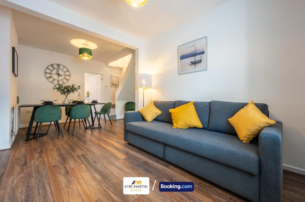 Posezení v ubytování Stylish 2 BR Townhouse By StirkMartin Stays Short Lets & Serviced Accommodation Cardiff With Free Parking & Sleeps5