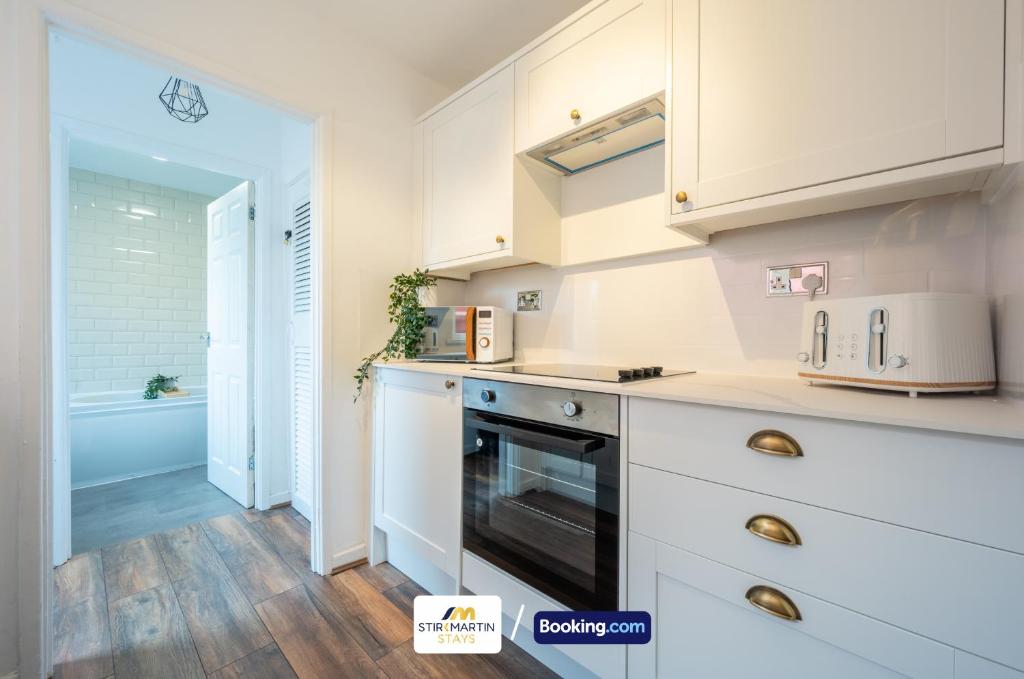 Kuchyň nebo kuchyňský kout v ubytování Stylish 2 BR Townhouse By StirkMartin Stays Short Lets & Serviced Accommodation Cardiff With Free Parking & Sleeps5